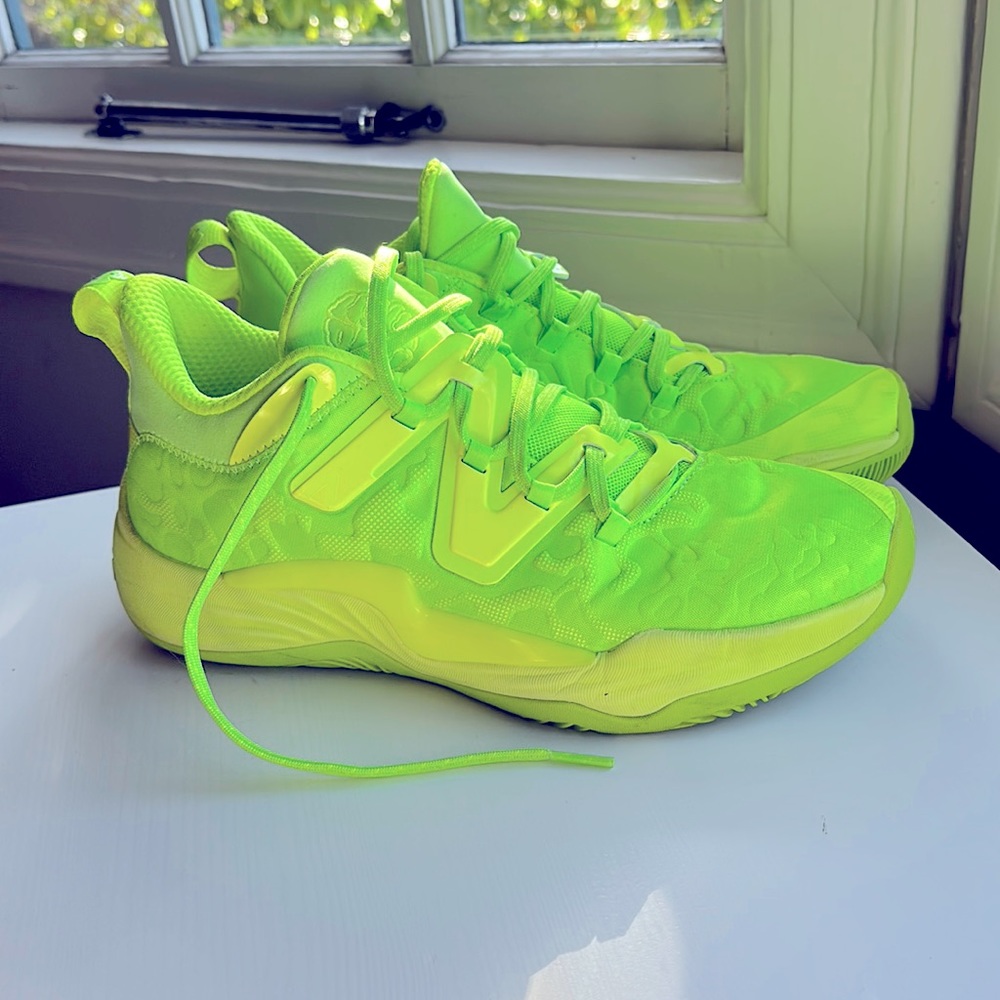 New Balance Basketball TWO WXY v3 in men’s 9.5 in pixel green with hi lite